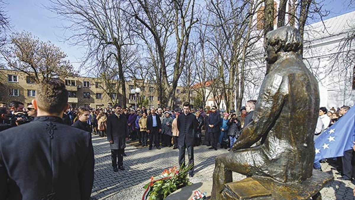 Posztumusz D Szpolg R Lett Az Id N Ve Sz Letett Arany J Nos