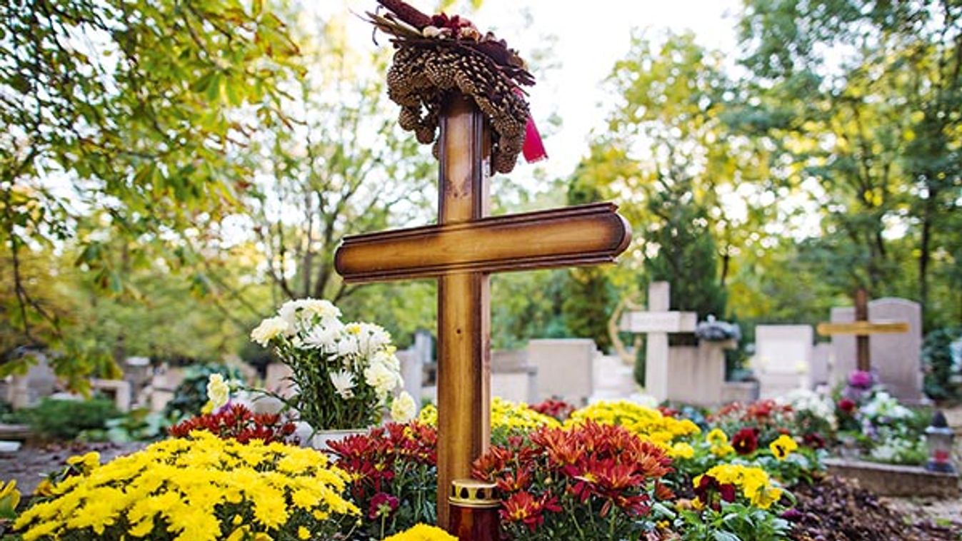 Virágos temetőkert - Képünk illusztráció, van esztétikusabb helye is a koszorúnak