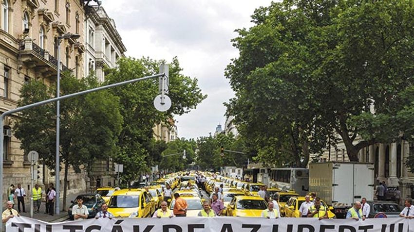 Kiharcolták az új rendeletet a tüntető taxisok