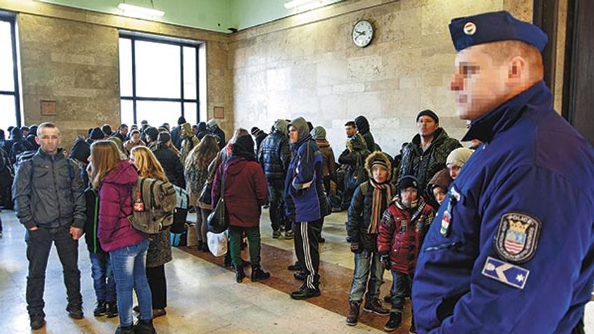 Taktikát váltottak a Nyugat felé menekülők - tömegjelenetek a pályaudvarokon