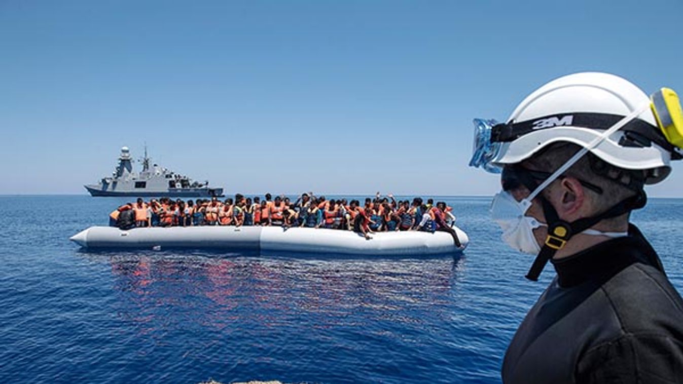 Italian Navy continues sea rescue of refugees