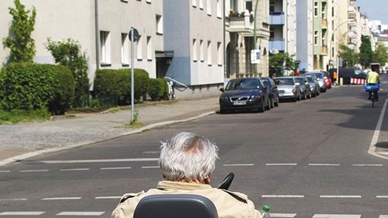 Mopeddel tudnak mozogni - mégis nő az elszigeteltségük?