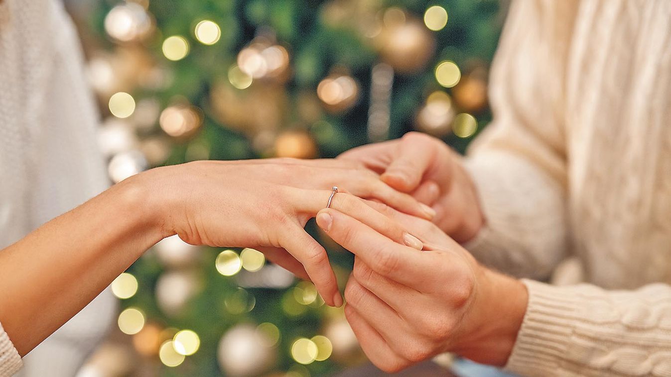 Close-up,Of,Mans,Hand,Putting,Engagement,Ring,On,Womans,Finger