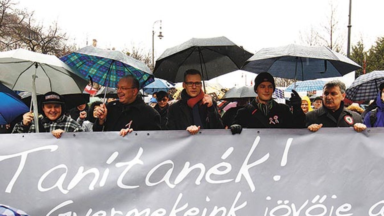 Orbán Viktor a Múzeumkertben - Sok ezres tüntetés az oktatás szabadságáért - Huszárság a Lánchídon - Az idei március 15-e képei