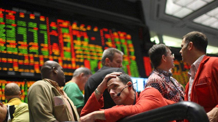 Traders react in the S&P 500 pit at the Chicago Mercantile Exchange