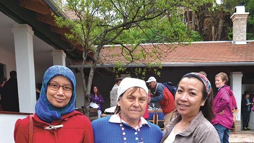 Indonéz kapcsolat - Hogyan kerültek az aranyos, csupaszív hölgyek a szadai tájházba?