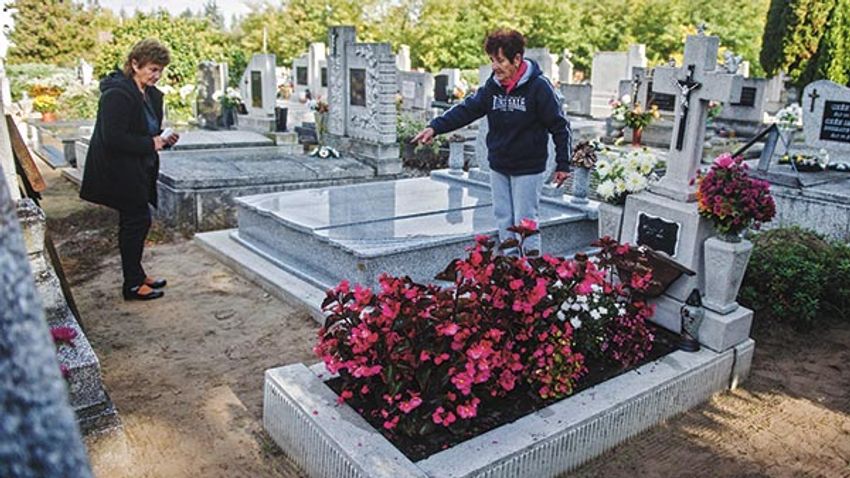 Síron túli szomszédság - Ráépítették a szomszédra a síremléket