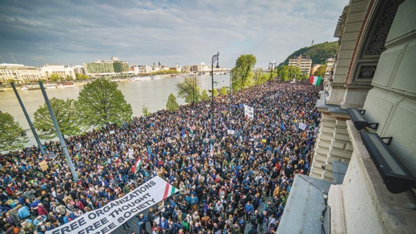 A netadó elleni tüntetés óta nem látott tömeg vonult Budapest utcáin