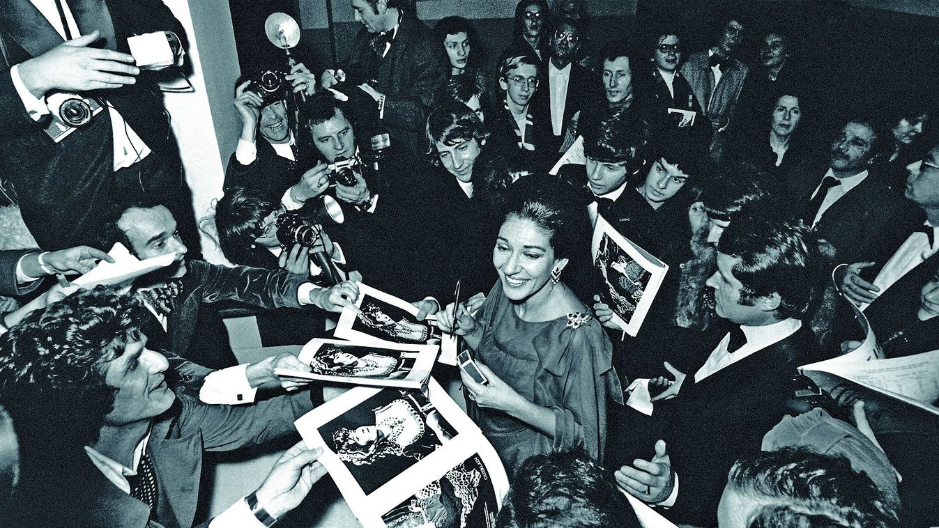Maria Callas signant des autographes à Paris