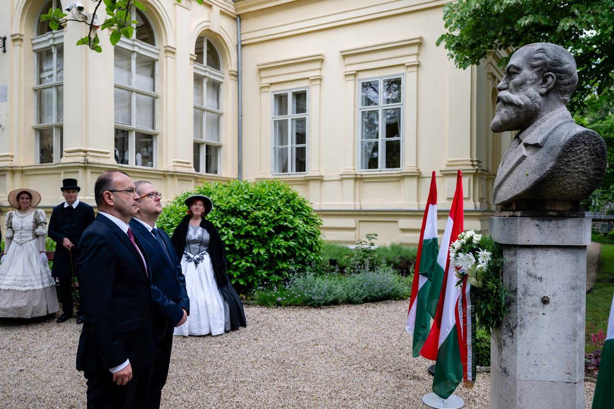 SZENTMÁRTONI János; JÓKAI Mór; BÓKA István