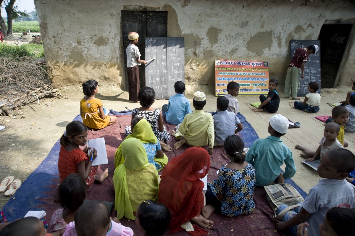 Varanasi,/,India,20,November,2011,,The,Boy,Teaching,On