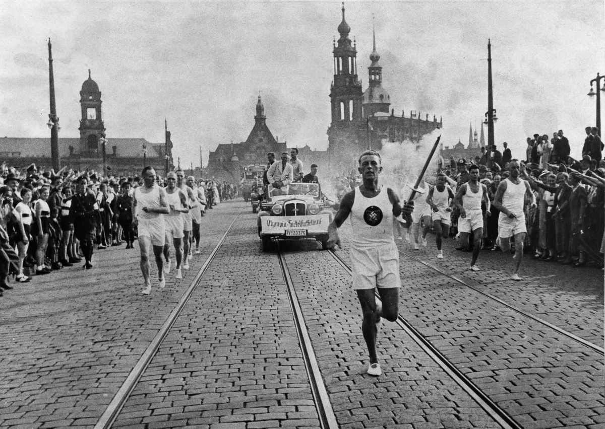 Olympische Spiele 1936 in Berlin - Fackellaeufer in Dresden