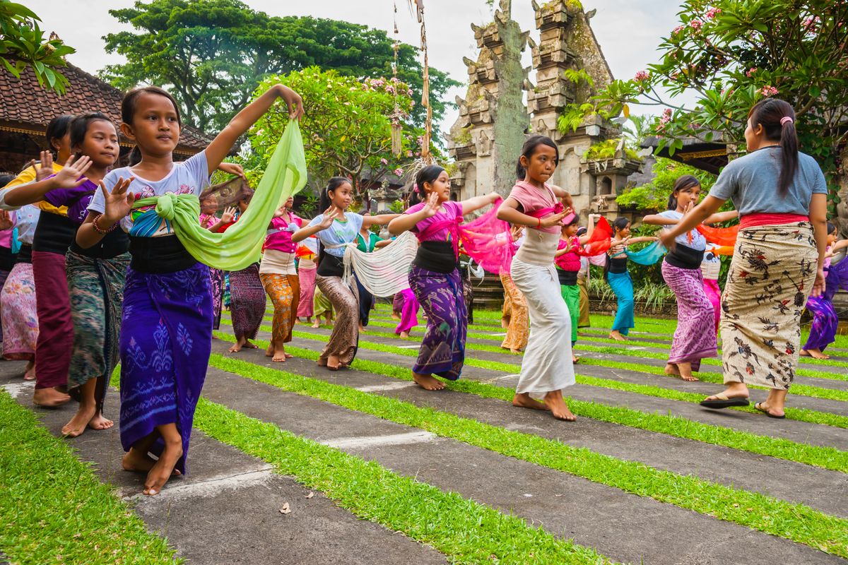 Ubud,,Bali,,Indonesia,-,November,15:,Young,Dancers,Learning,Barong