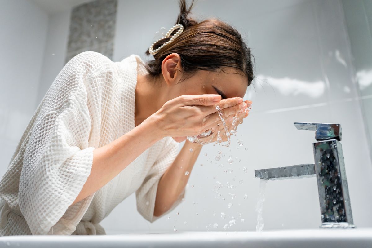 Asian,Beautiful,Woman,Washing,Her,Clean,Face,With,Facial,Foam