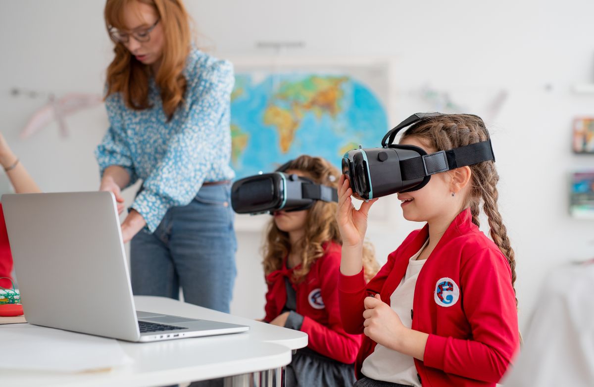 Happy,Schoolchildren,Wearing,Virtual,Reality,Goggles,At,School,In,Computer