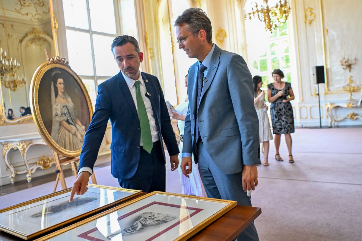 UJVÁRY Tamás; ERZSÉBET királyné; HANKÓ Balázs