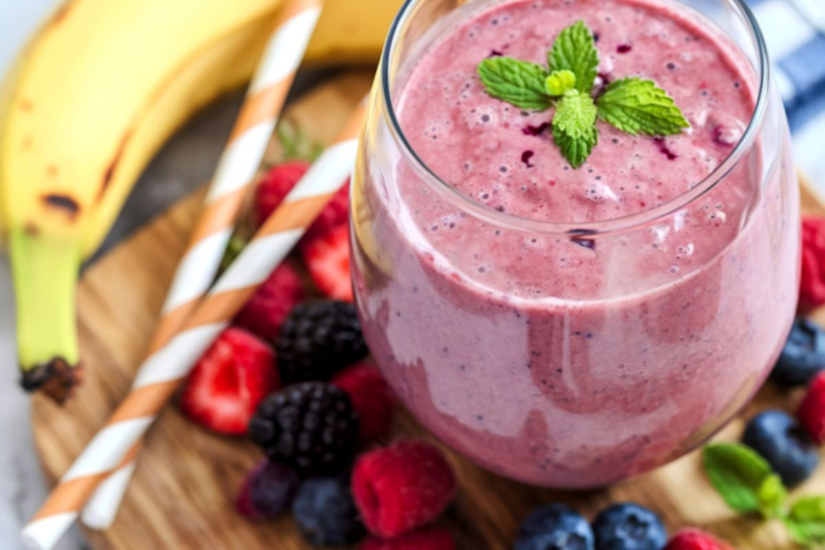Healthy,And,Fresh,Banana,And,Mixed,Berry,Smoothie