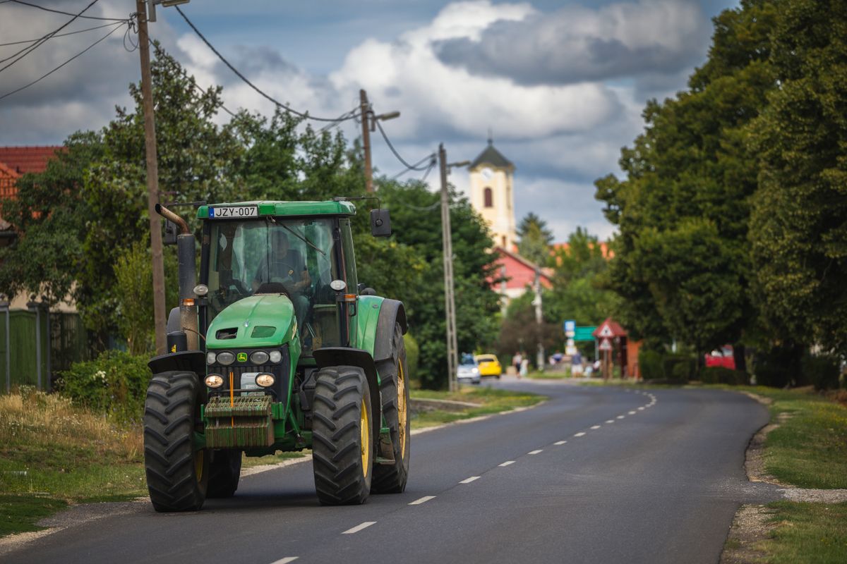 Traktor közlekedik a Fő utcában-01