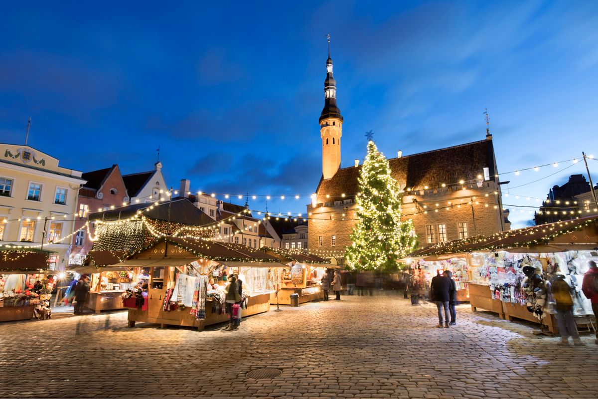 Christmas market in the Town Hall Square (Raekoja Plats) and Town Hall, Old Town, Tallinn, Estonia, Europe