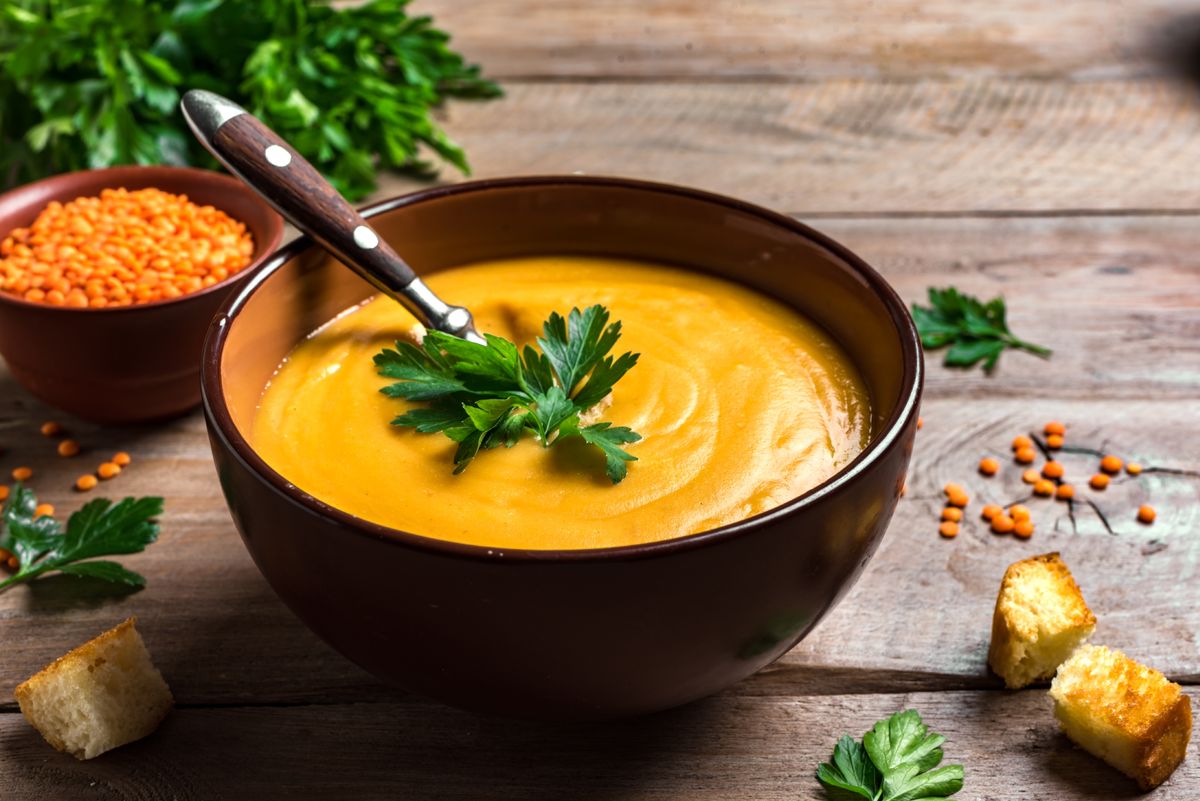 Red,Lentil,Soup,On,Wooden,Background,Close,Up.,Traditional,Middle