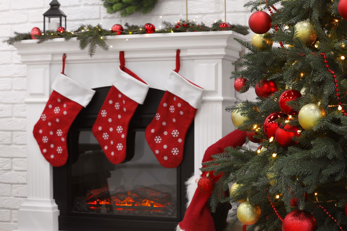 Cosy,Room,With,Tree,And,Fireplace,Decorated,For,Christmas.,Interior