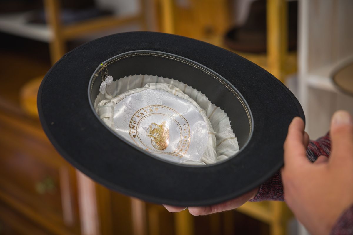 Rimóczi László nyúlszőr-kalap készítő-07