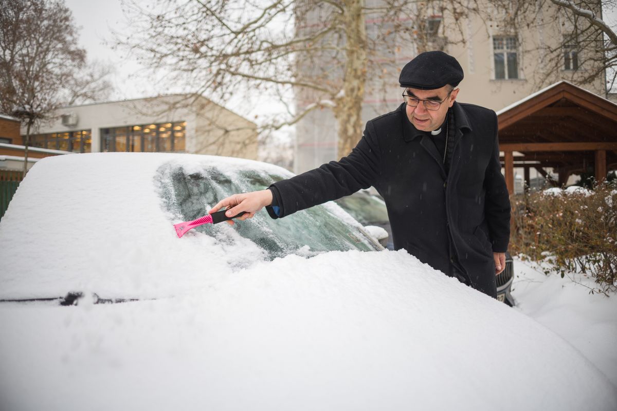 Székely János püspök havat takarít autójáról-01