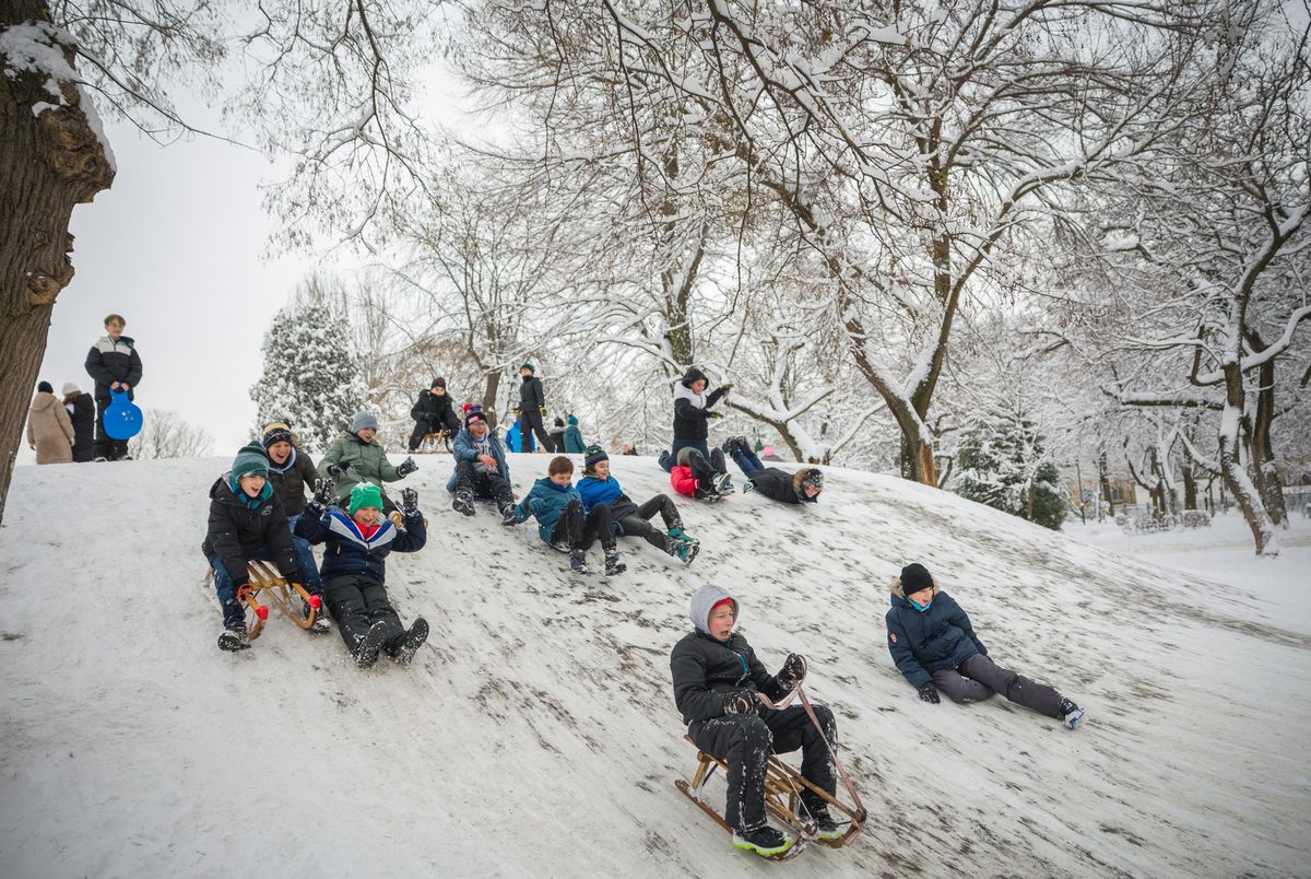 Gyerekek szánkóznak-05