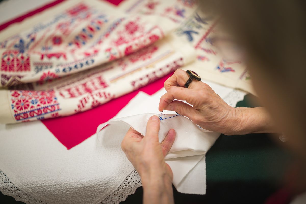 Fiser Józsefné hímző népi iparművész-05