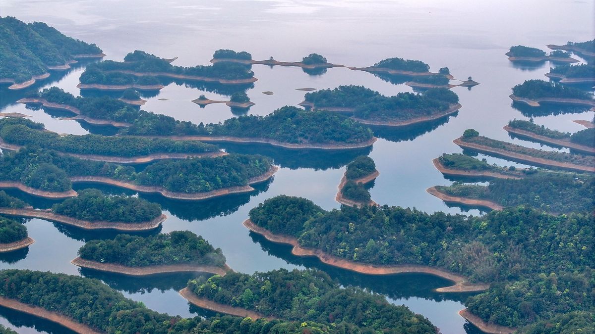 Chun'an, Zhejiang: Qiandao Lake Town paints spring ink wash painting after rain