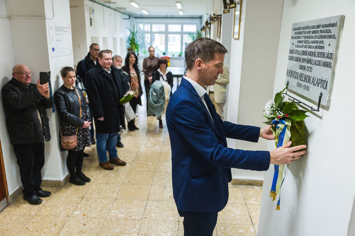 Emléktábla koszorúzás Gimnáziumban-01