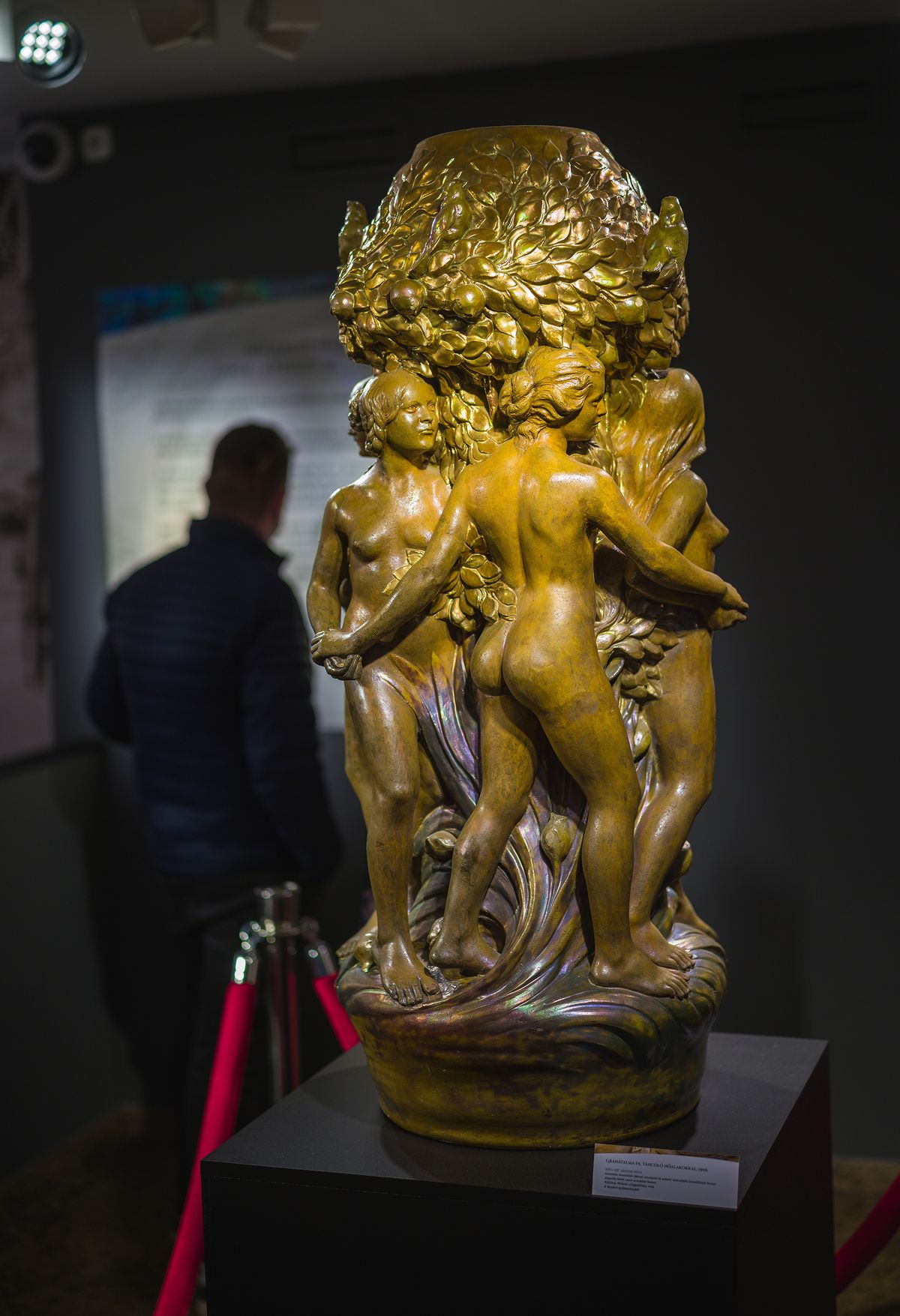 Gránátalma fa táncoló nőalakokkal-02