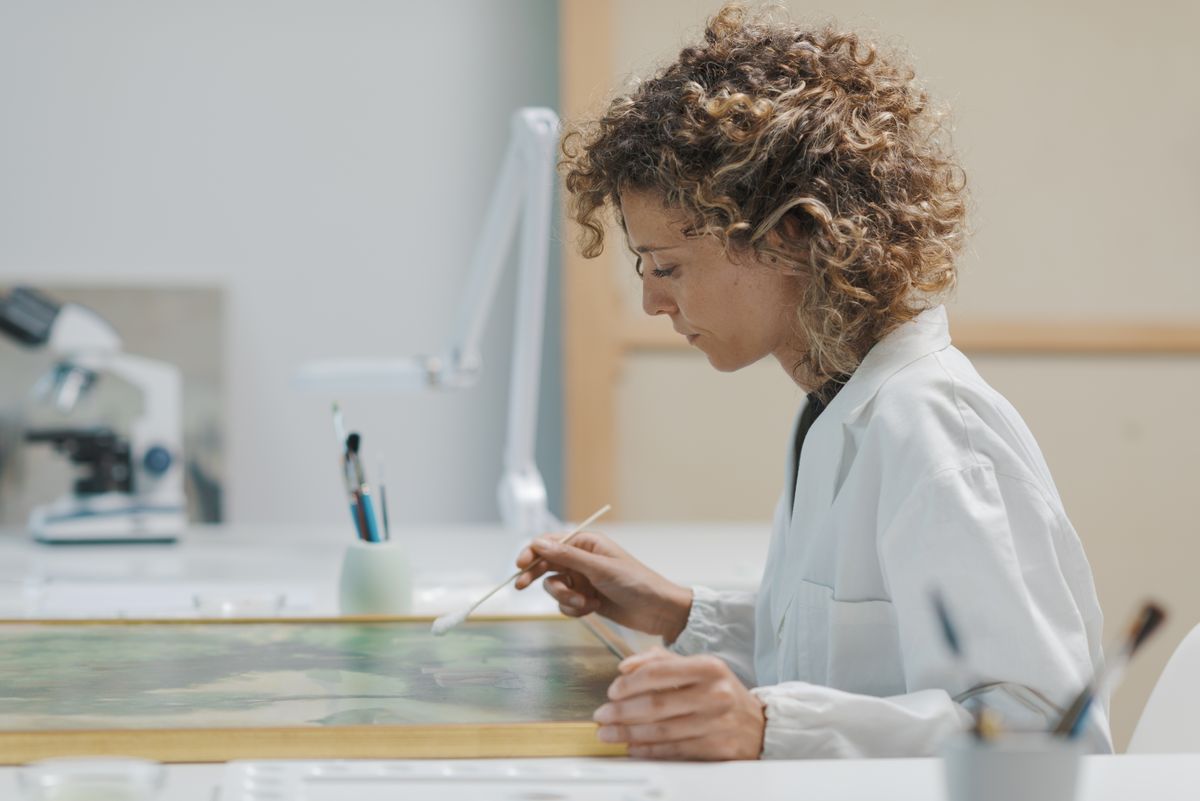 Painting,Conservator,Working,In,The,Laboratory,,She,Is,Cleaning,An