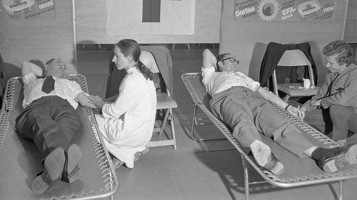 Blood donation action at Zurich university 1972; Niggli, Widmer